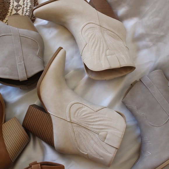 🚨ON SALE🚨// Beige western style boot vegan soft leather - Picture 12 of 17